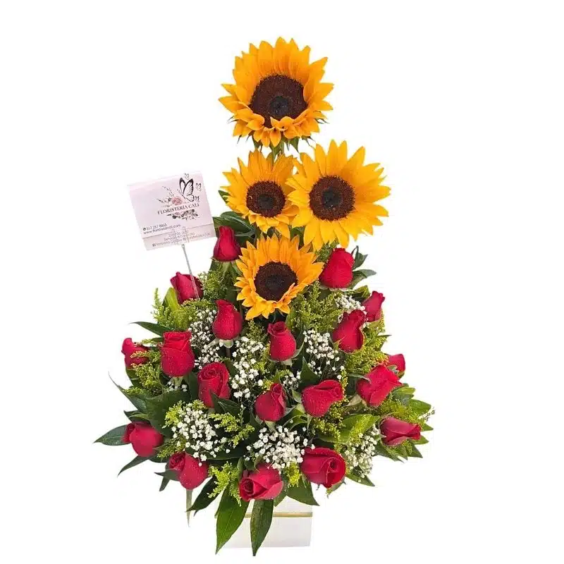 Arreglo triángulo en base de madera con girasoles y rosas rojas