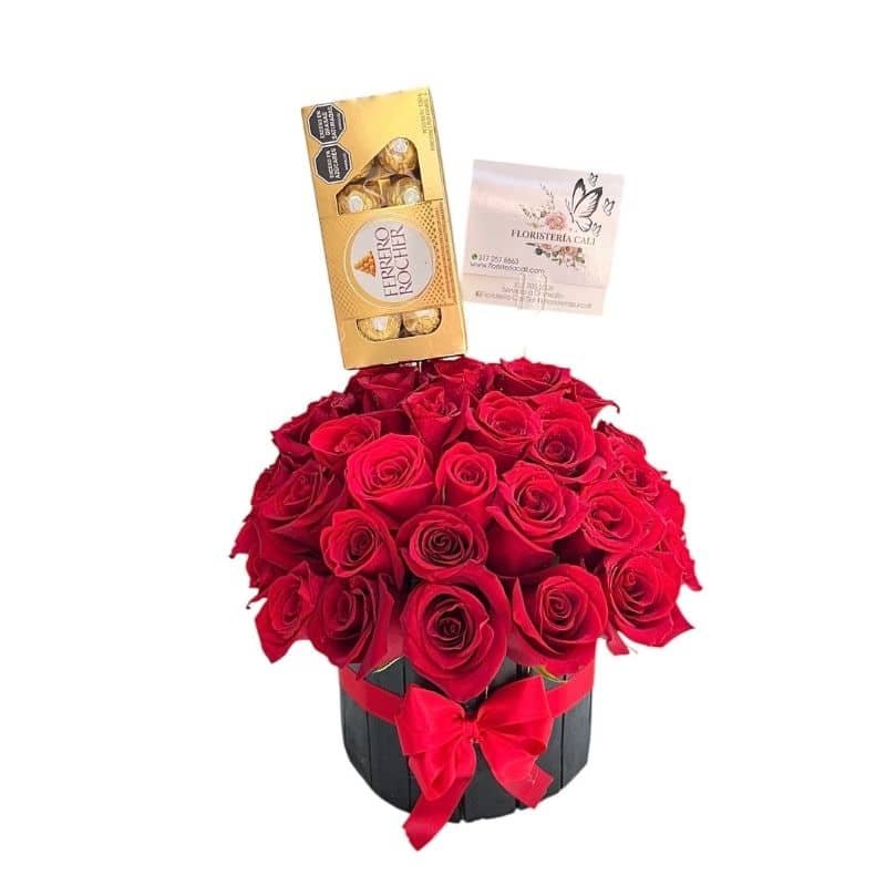 Cilindro floral con 36 rosas rojas y chocolates Ferrero