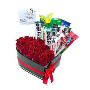 Corazón Floral con 24 Rosas Rojas, Chocolates y Gomitas