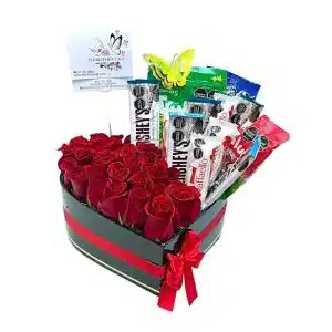 Corazón Floral con 24 Rosas Rojas, Chocolates y Gomitas