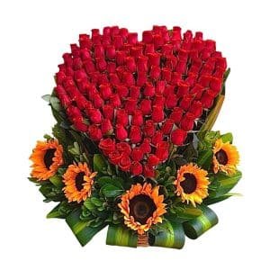 Corazón en Canasta con 150 Rosas Rojas y Girasoles