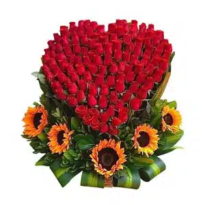 Corazón en Canasta con 150 Rosas Rojas y Girasoles