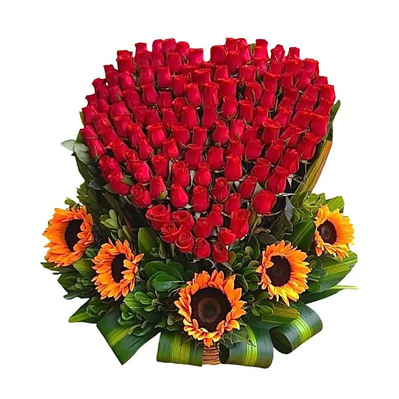 Corazón en canasta con 150 rosas rojas, girasoles y follajes verdes