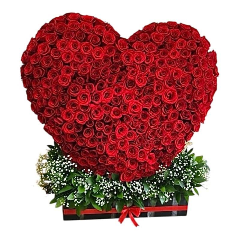 Corazón gigante en base de madera con 500 rosas rojas y follaje perla